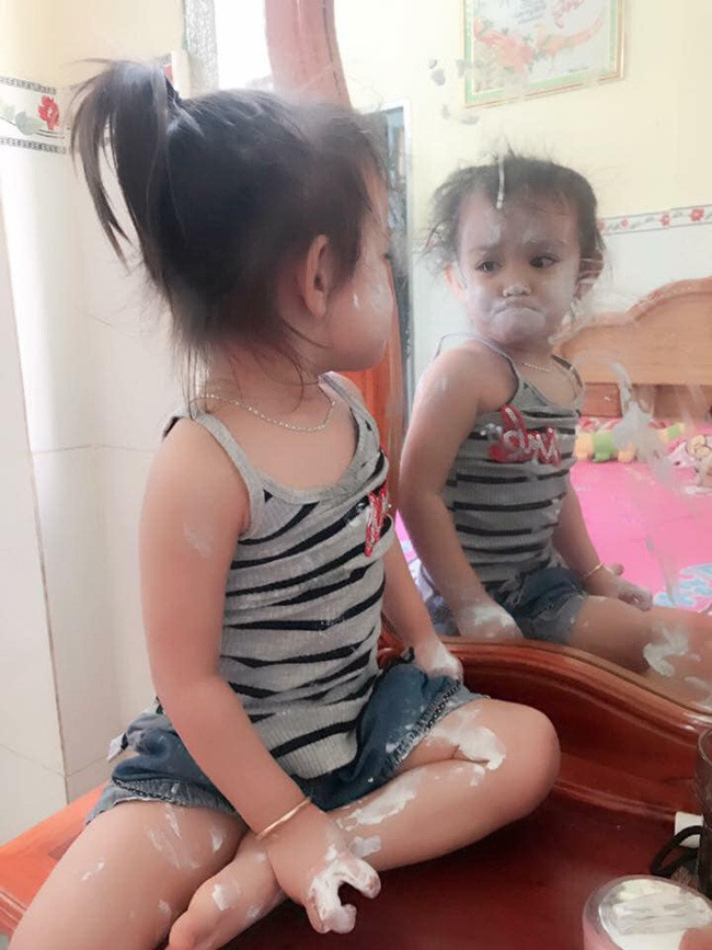 Thấy con gái ngồi trước gương khóc thét vì "có ma", mẹ hoảng hốt ra xem rồi được trận cười đau ruột sau khi biết sự thật - Ảnh 3. Thấy con gái ngồi trước gương khóc thét vì "có ma", mẹ hoảng hốt ra xem rồi được trận cười đau ruột sau khi biết sự thật - Ảnh 3.