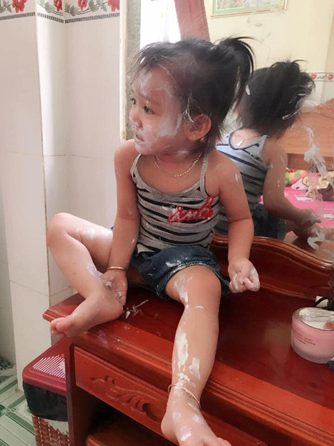 Thấy con gái ngồi trước gương khóc thét vì "có ma", mẹ hoảng hốt ra xem rồi được trận cười đau ruột sau khi biết sự thật - Ảnh 1. Thấy con gái ngồi trước gương khóc thét vì "có ma", mẹ hoảng hốt ra xem rồi được trận cười đau ruột sau khi biết sự thật - Ảnh 1.