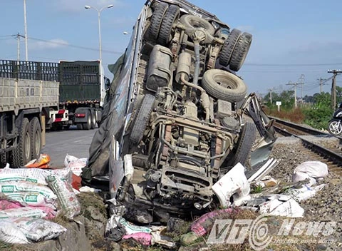 Cố tình vượt đường sắt, ô tô bị tàu hỏa tông bẹp dúm