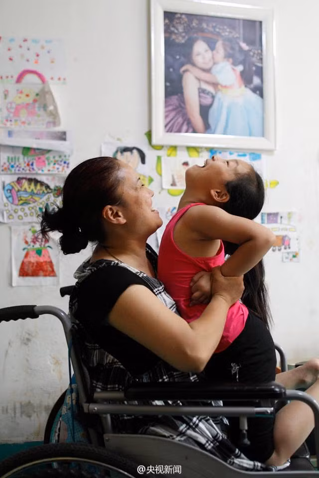 Câu chuyện xúc động của bé gái biết làm việc nhà từ 3 tuổi ảnh 3