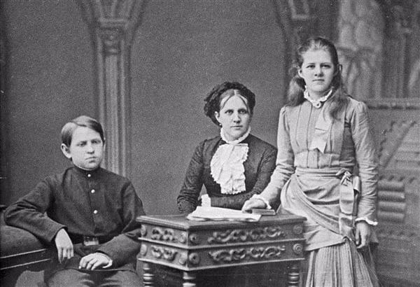 Anna Snitkina (giữa) và hai người con với Dostoyevsky.