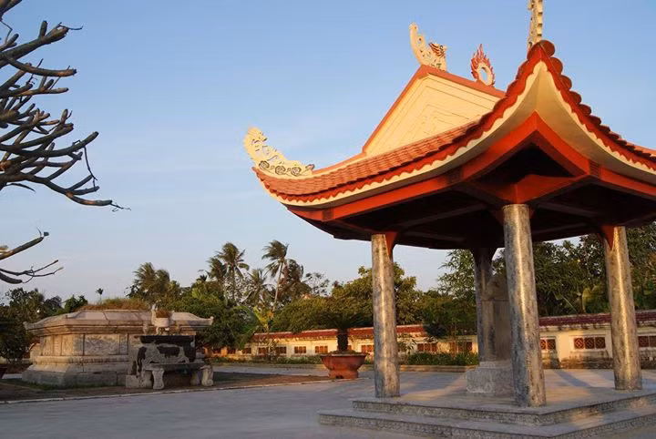 Tấm bia dựng năm Tự Đức thứ 20 (1867), khắc ghi tiểu sử và bài minh ca tụng tài đức của Lê Văn Hưu.