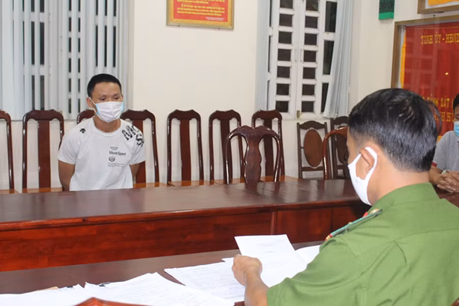 Công an lấy lời khai đối tượng Mười.