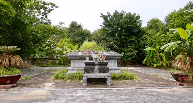 Lăng mộ Lê Văn Hưu tại khu di tích.