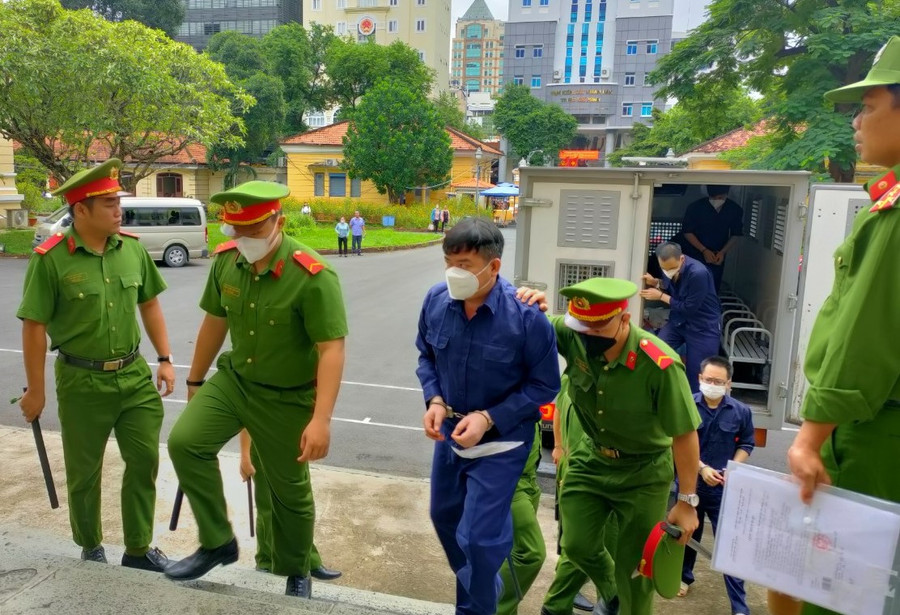 Cựu Trưởng Công an phường Phạm Thanh Tuấn bị dẫn giải đến phiên tòa sáng 28/8/2023. Ảnh: A.T Cựu Trưởng Công an phường Phạm Thanh Tuấn bị dẫn giải đến phiên tòa sáng 28/8/2023. Ảnh: A.T