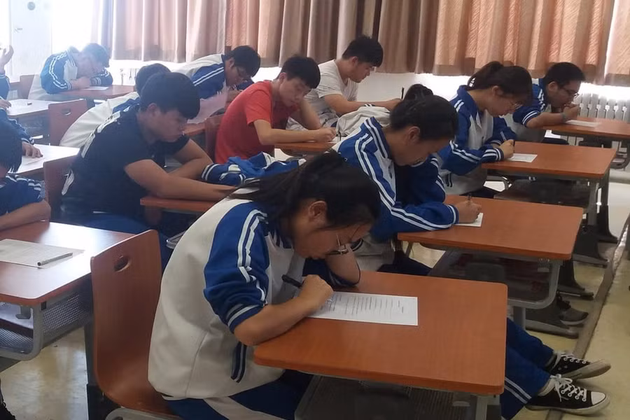 Học sinh Trung Quốc không được ngẩng đầu khi đang học để không mất tập trung.