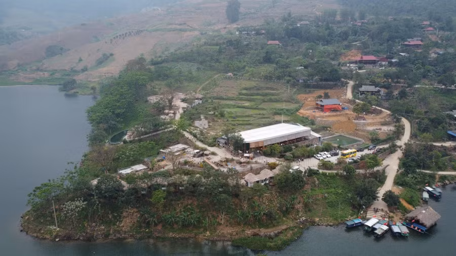 Bản Chiếu, nằm trên hồ Suối Chiếu có 135 hộ dân, với hơn 600 nhân khẩu.