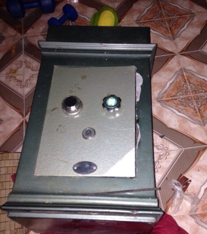 Két sắt của gia đình ông Khánh bị trộm đục phá. Ảnh: Công an cung cấp. Két sắt của gia đình ông Khánh bị trộm đục cánh cửa lấy đi 19 cây vàng, 500 USD và nhiều tài sản có giá trị. Ảnh: CTV.