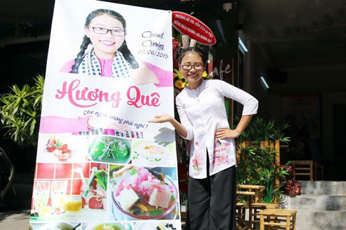 Phương Mỹ Chi tinh nghịch chụp hình bên poster trước cửa quán Mô tả ảnh.