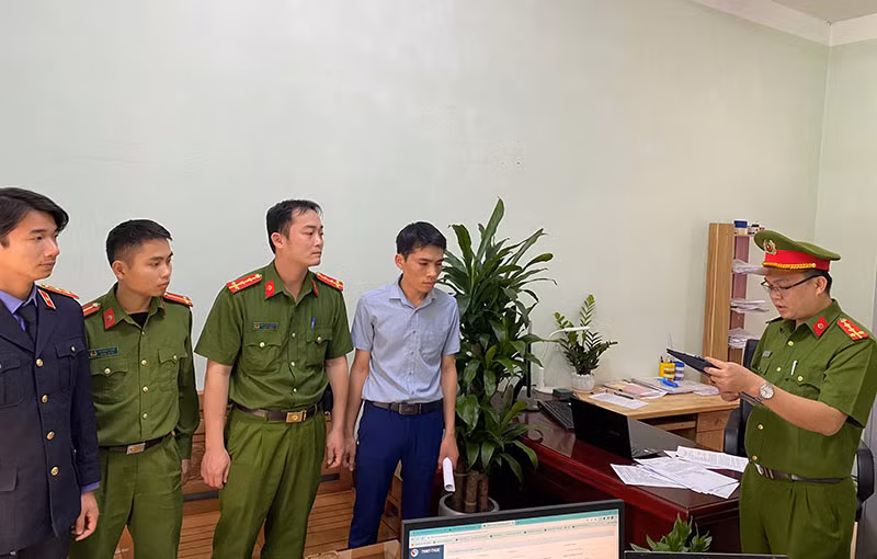 Lực lượng Công an đọc lệnh bắt tạm giam đối tượng Bùi Sở Tự