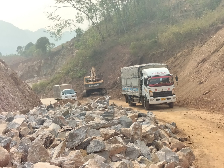 Một số chủ phương tiện xe tải phải quay đầu xe do không thấy biển báo hiệu cấm đường sửa chữa.