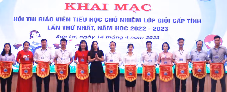 Lãnh đạo Sở GD&ĐT trao Cờ lưu niệm cho các Phòng GD&ĐT.