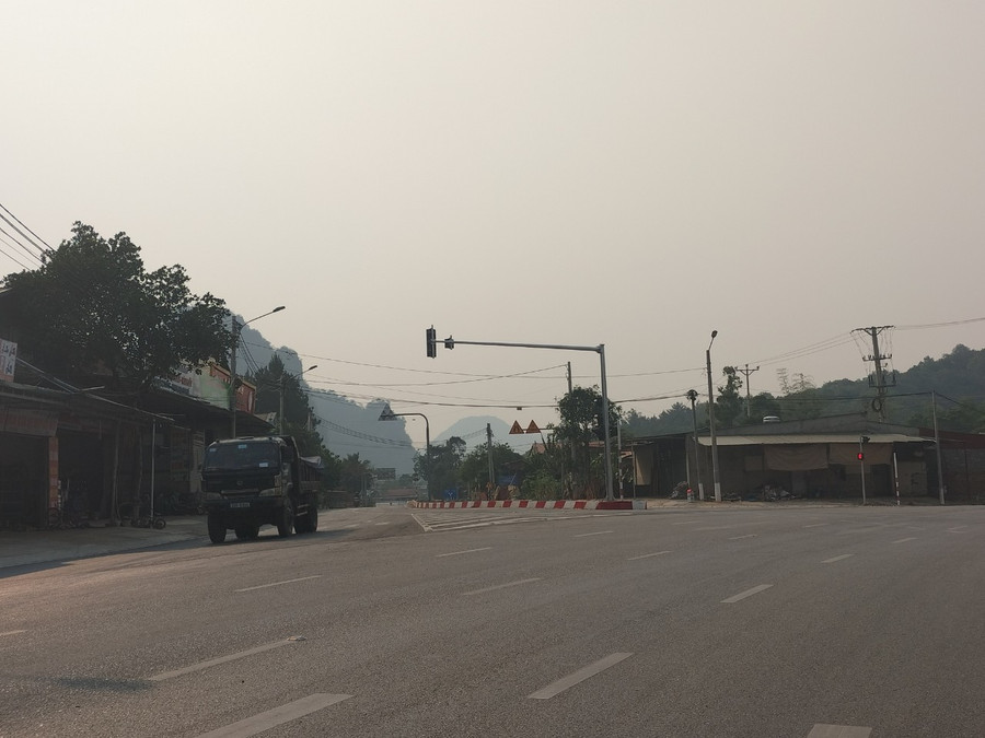 Tại ngã tư đèn đỏ điểm giao giữa Quốc lộ 6 với đường tránh không đặt biển báo.