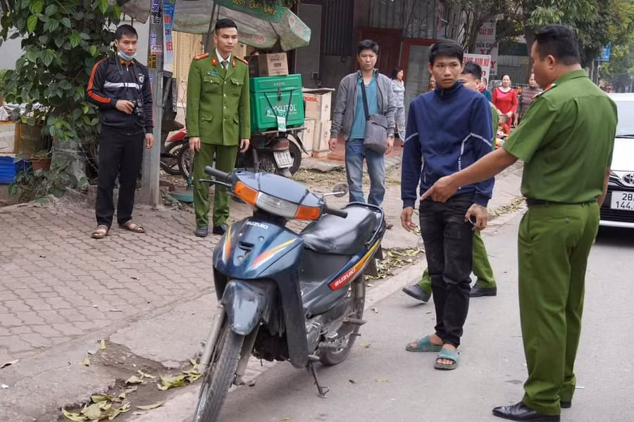 Lực lượng Công an thành phố Hoà Bình dựng lại hiện trường.