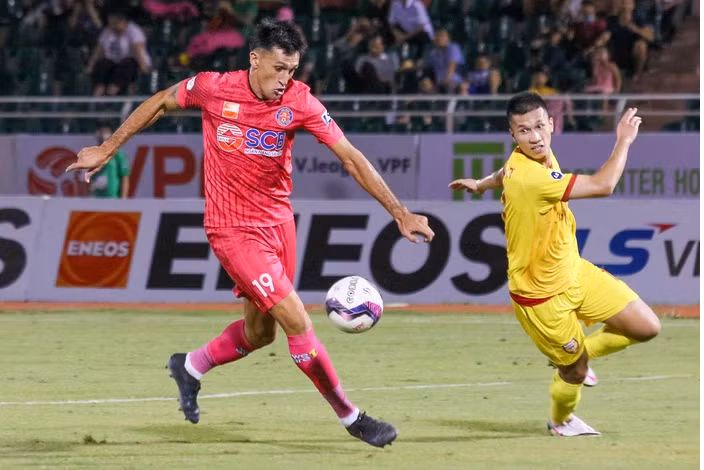 Đỗ Merlo ghi bàn duy nhất cho Sài Gòn FC sau khi "nhận quà" từ ngoại binh Hà Tĩnh.