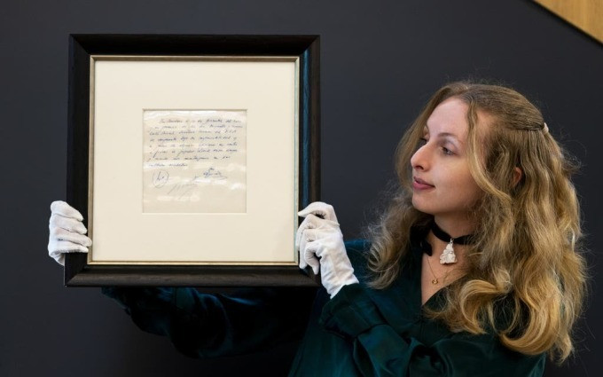 Bản hợp đồng đầu tiên của Messi được viết trên khăn ăn đã được trả giá 7 tỷ đồng. Bản hợp đồng đầu tiên của Messi được viết trên khăn ăn đã được trả giá 7 tỷ đồng.