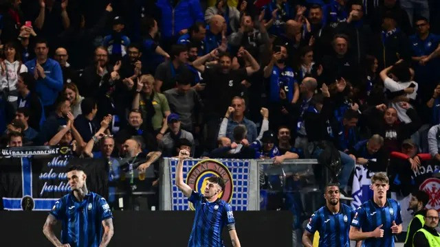 Cầu thủ Atalanta ăn mừng vé vào chơi trận chung kết Europa League Cầu thủ Atalanta ăn mừng vé vào chơi trận chung kết Europa League