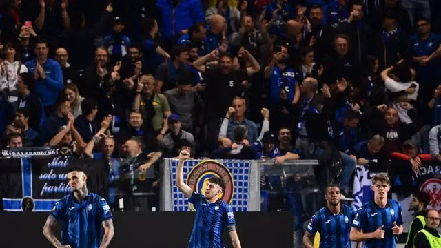 Cầu thủ Atalanta ăn mừng vé vào chơi trận chung kết Europa League Cầu thủ Atalanta ăn mừng vé vào chơi trận chung kết Europa League