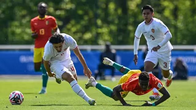 Dư luận Indonesia cho rằng Wita Sulaeman phạm lỗi với Algassime Bah ở bên ngoài vòng cấm. Ảnh: Bola.