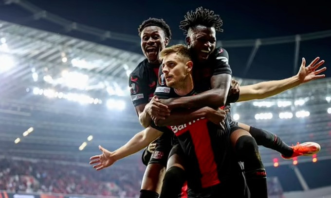 Cầu thủ Leverkusen ăn mừng bàn thắng quân bình tỷ số 2-2 trước AS Roma. Cầu thủ Leverkusen ăn mừng bàn thắng quân bình tỷ số 2-2 trước AS Roma.