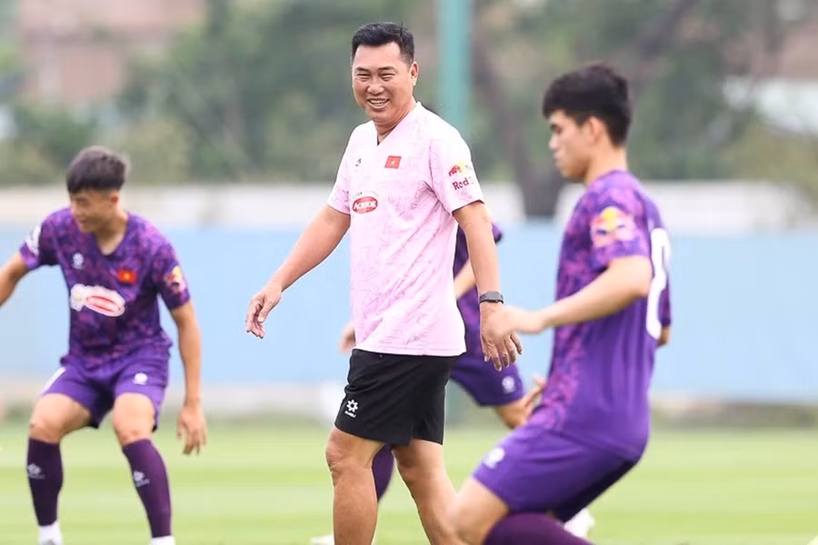 VFF đã bổ nhiệm HLV Hứa Hiền Vinh dẫn dắt U19 Việt Nam. Ảnh: VFF