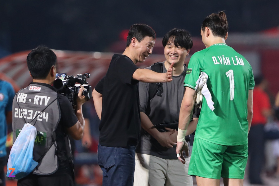 HLV Kim Sang-sik gặp gỡ thủ môn Đặng Văn Lâm.