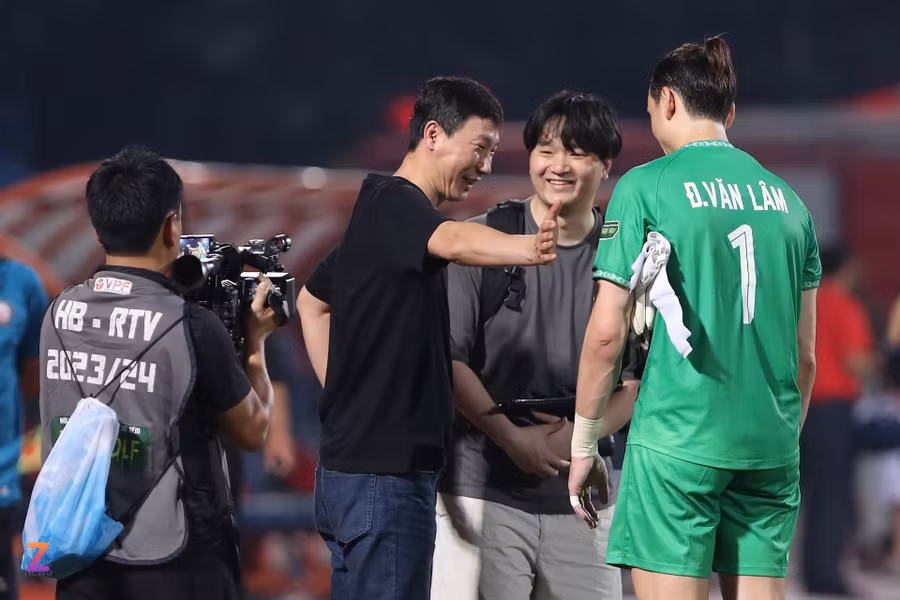 HLV Kim Sang-sik gặp gỡ thủ môn Đặng Văn Lâm.