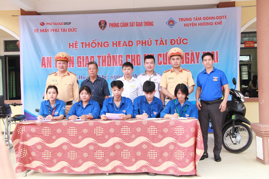 Ký cam kết đảm bảo trật tự An toàn giao thông trong trường học.