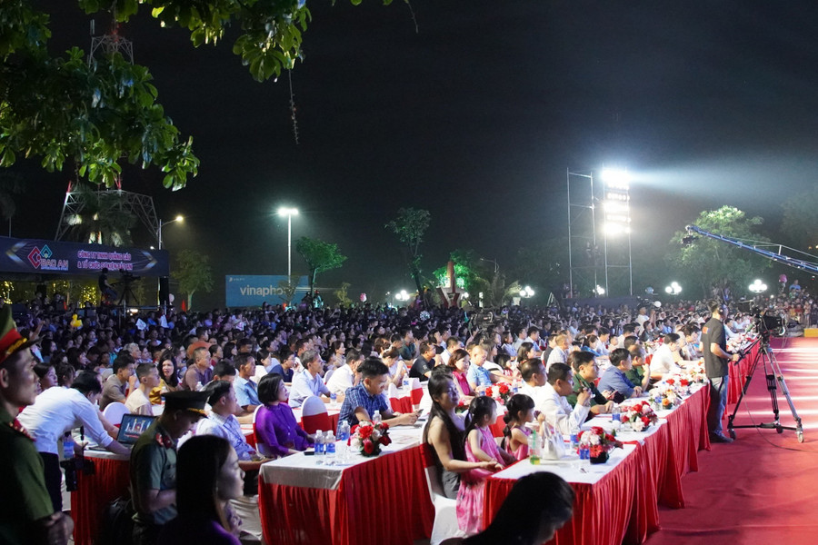 Buổi khai mạc thu hút nhiều người dân và du khách. Buổi khai mạc thu hút nhiều người dân và du khách.