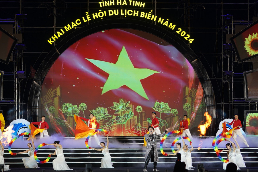 Chương trình nghệ thuật trong đêm khai mạc Lễ hội du lịch biển Hà Tĩnh năm 2024 có sự tham dự của nhiều ca sĩ nổi tiếng. Chương trình nghệ thuật trong đêm khai mạc Lễ hội du lịch biển Hà Tĩnh năm 2024 có sự tham dự của nhiều ca sĩ nổi tiếng.