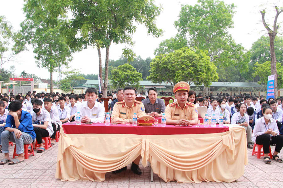 Các đại biểu tham dự chương trình.