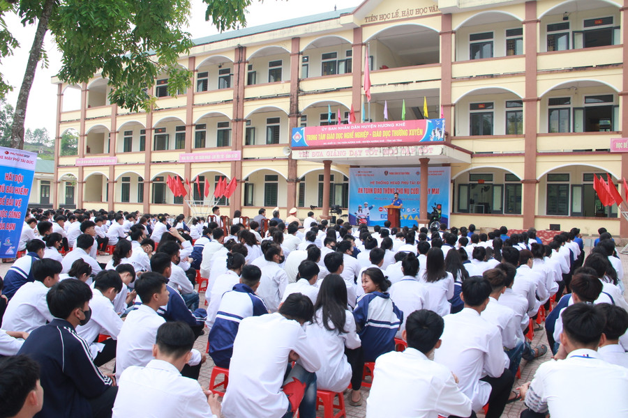 Chương trình tuyên truyền nhận được sự quan tâm của đông đảo cán bộ, giáo viên và học sinh.