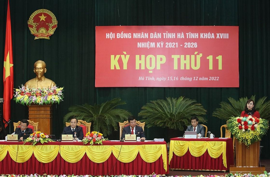 Giám đốc Sở GD&ĐT Đặng Thị Quỳnh Diệp đã trả lời các vấn đề liên quan đến giáo dục tại Kỳ họp thứ 11, HĐND tỉnh Hà Tĩnh (Ảnh: Báo Hà Tĩnh).