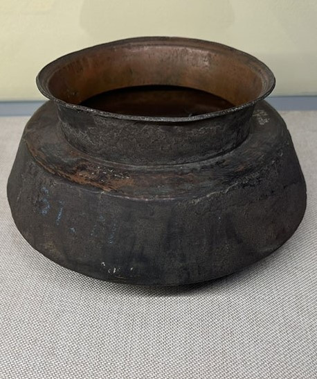 Chiếc nồi của Trường Chinh và Hoàng Văn Thụ dùng nấu mực in tài liệu tại huyện Từ Sơn (Bắc Ninh) năm 1939.