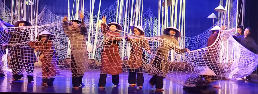 'Muôn dặm vì chồng' là vở cải lương mang tính luận đề. Ảnh: Bình Thanh.