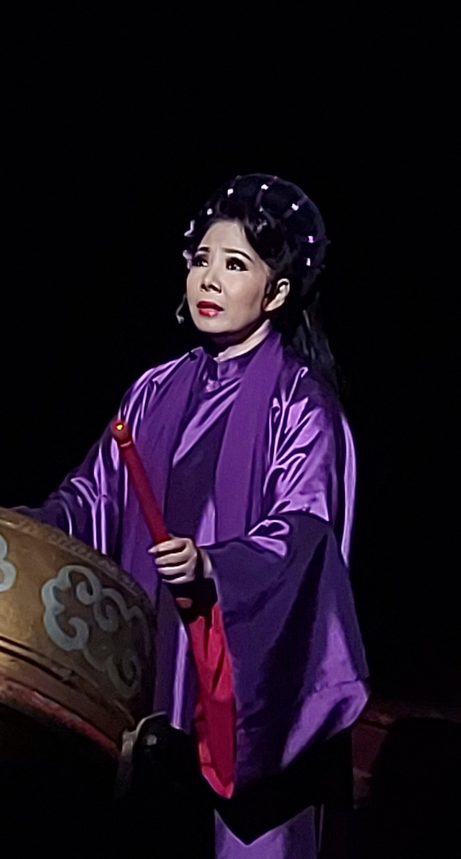 Tiếng trống kêu oan của bà Nguyễn Thị Tồn trong vở cải lương 'Muôn dặm vì chồng' được NSND Thanh Hương thể hiện rất lắng đọng. Ảnh: Bình Thanh.