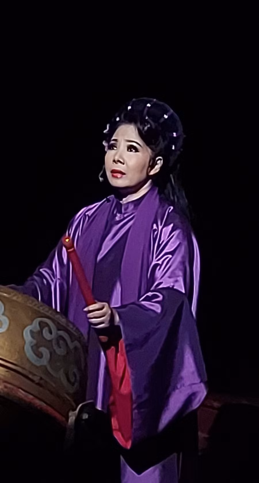 Tiếng trống kêu oan của bà Nguyễn Thị Tồn trong vở cải lương 'Muôn dặm vì chồng' được NSND Thanh Hương thể hiện rất lắng đọng. Ảnh: Bình Thanh.