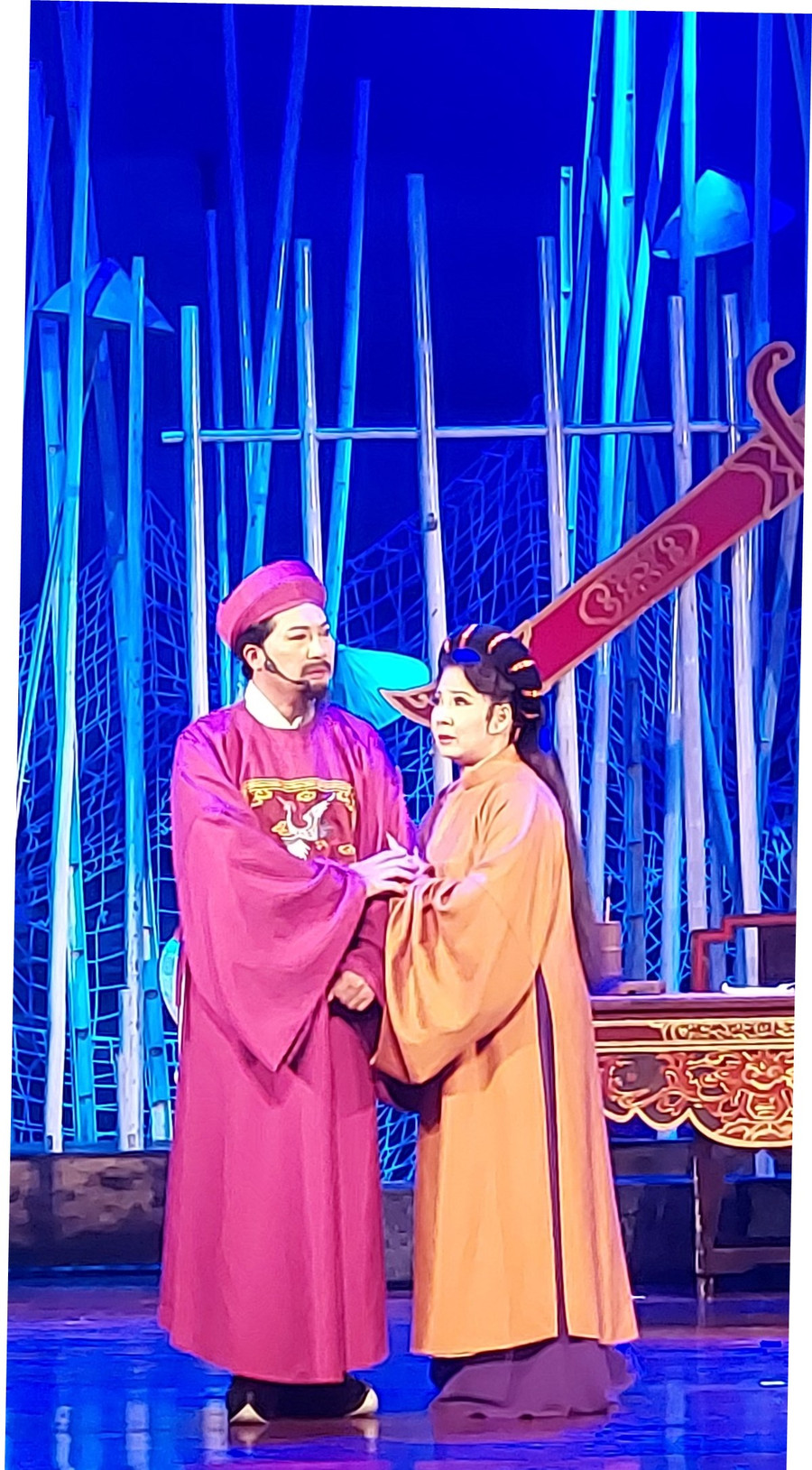 Trong vở cải lương &apos;Muôn dặm vì chồng&apos; khán giả được hiểu thêm về tấc lòng của các bậc trung thần với nhân dân, với quê hương, đất nước. Ảnh: Bình Thanh.