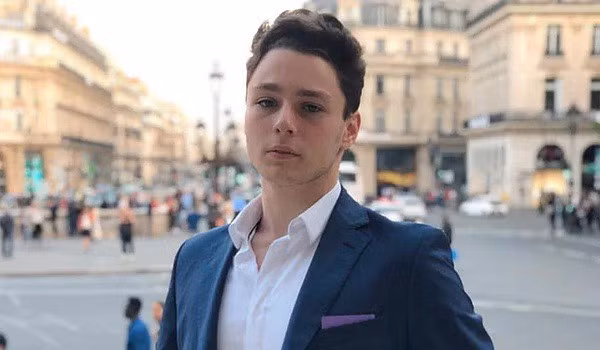 Con trai tỉ phú Nga ở nhà thuê, đi tàu điện ngầm