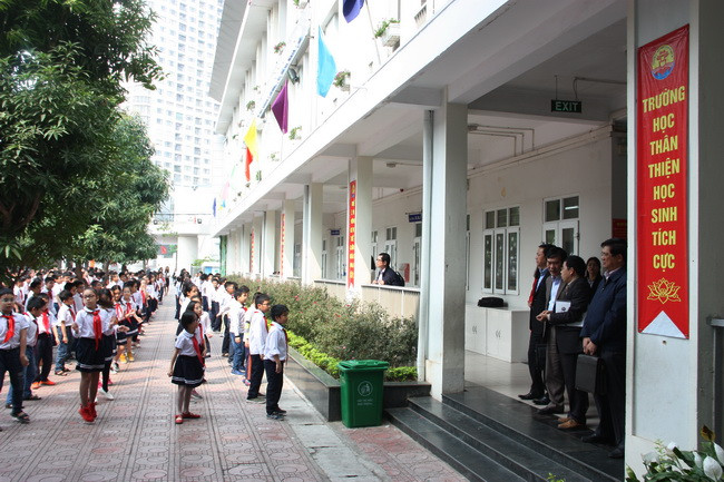 Đoàn khảo sát hoạt động thể dục giữa giờ của Trường TH Dịch Vọng B Đoàn khảo sát hoạt động thể dục giữa giờ của Trường TH Dịch Vọng B