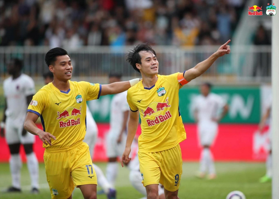 Do lĩnh đủ thẻ phạt nên Văn Thanh (trái) sẽ phải vắng mặt ở vòng 9 V-League 2022. Do lĩnh đủ thẻ phạt nên Văn Thanh (trái) sẽ phải vắng mặt ở vòng 9 V-League 2022.