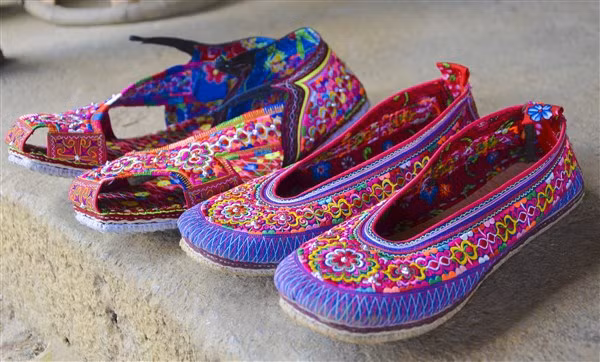 Những đôi giày được thêu tay hoàn toàn là điểm nhấn độc đáo cho bộ trang phục truyền thống của người Xạ Phang.