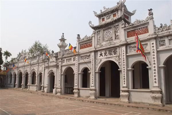 Đình đền làng Sủi - nơi lưu giữ các bia đá về khoa bảng.