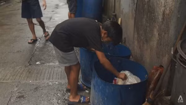 Cậu bé 12 tuổi phải đi làm thêm để hỗ trợ gia đình.