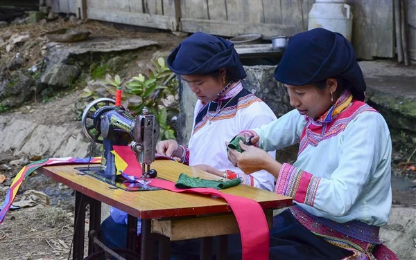 Để có những bộ trang phục cho cả gia đình đi chơi tết, thời điểm này phụ nữ Xạ Phang ở Tả Sìn Thàng đã bắt tay vào may vá. 