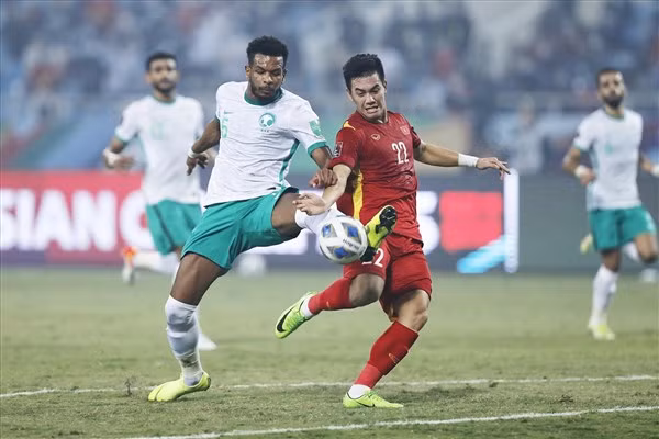 Trận Việt Nam (áo sẫm) thất bại 0-1 trước Saudi Arabia tại Mỹ Đình, trận thua thứ 6 liên tiếp tại vòng loại thứ 3 World Cup 2022.