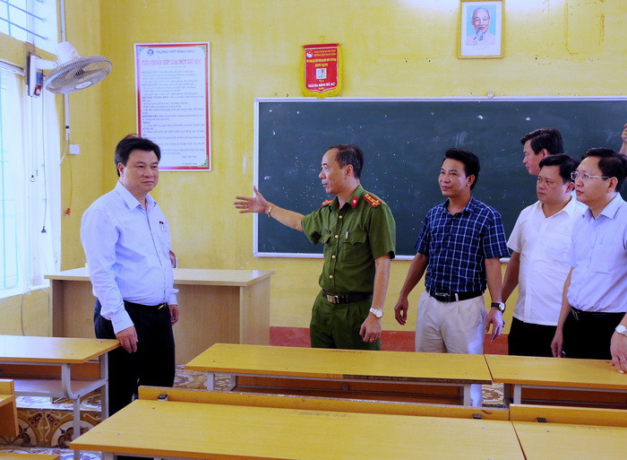 Thứ trưởng Nguyễn Hữu Độ kiểm tra công tác chuẩn bị CSVC tại điểm thi Trường THPT Đoan Hùng Thứ trưởng Nguyễn Hữu Độ kiểm tra công tác chuẩn bị CSVC tại điểm thi Trường THPT Đoan Hùng