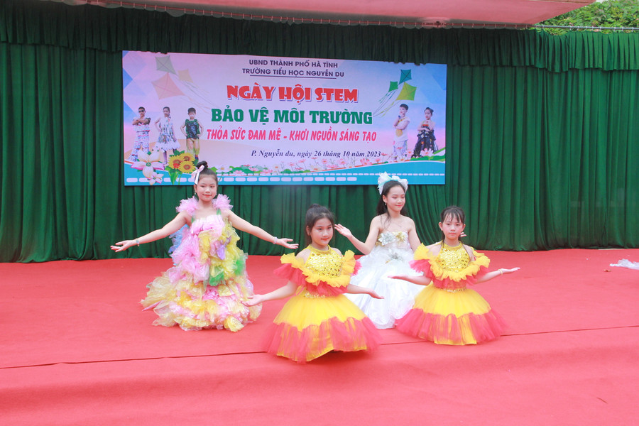 Tiết mục múa hát qua ca khúc "Trái đất này là của chúng mình". (Ảnh: Khánh Vy) Tiết mục múa hát qua ca khúc "Trái đất này là của chúng mình". (Ảnh: Khánh Vy)