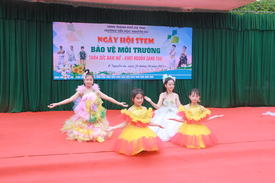 Tiết mục múa hát qua ca khúc "Trái đất này là của chúng mình". (Ảnh: Khánh Vy) Tiết mục múa hát qua ca khúc "Trái đất này là của chúng mình". (Ảnh: Khánh Vy)