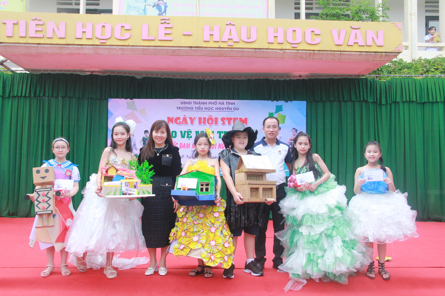 Ban tổ chức trao thưởng cho các em đạt giải cao. (Ảnh: Khánh Vy) Ban tổ chức trao thưởng cho các em đạt giải cao. (Ảnh: Khánh Vy)